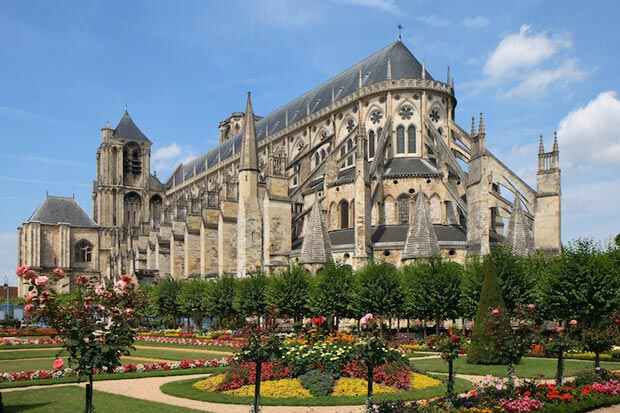 اسامی زیباترین کلیساهای واقع در کشور فرانسه در حل جدول