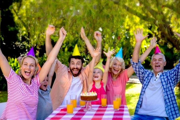 مضرات فوت کردن شمع روی کیک تولد چیست ؟