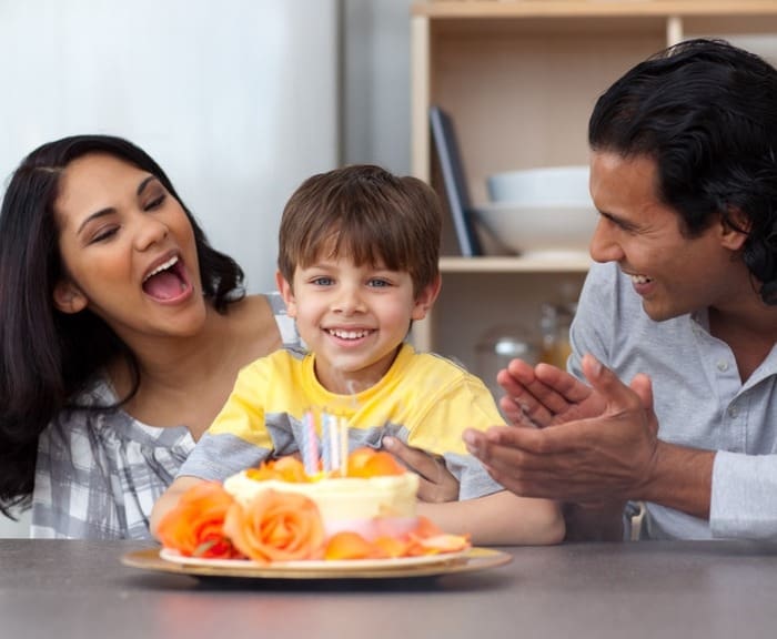 مضرات فوت کردن شمع روی کیک تولد چیست ؟